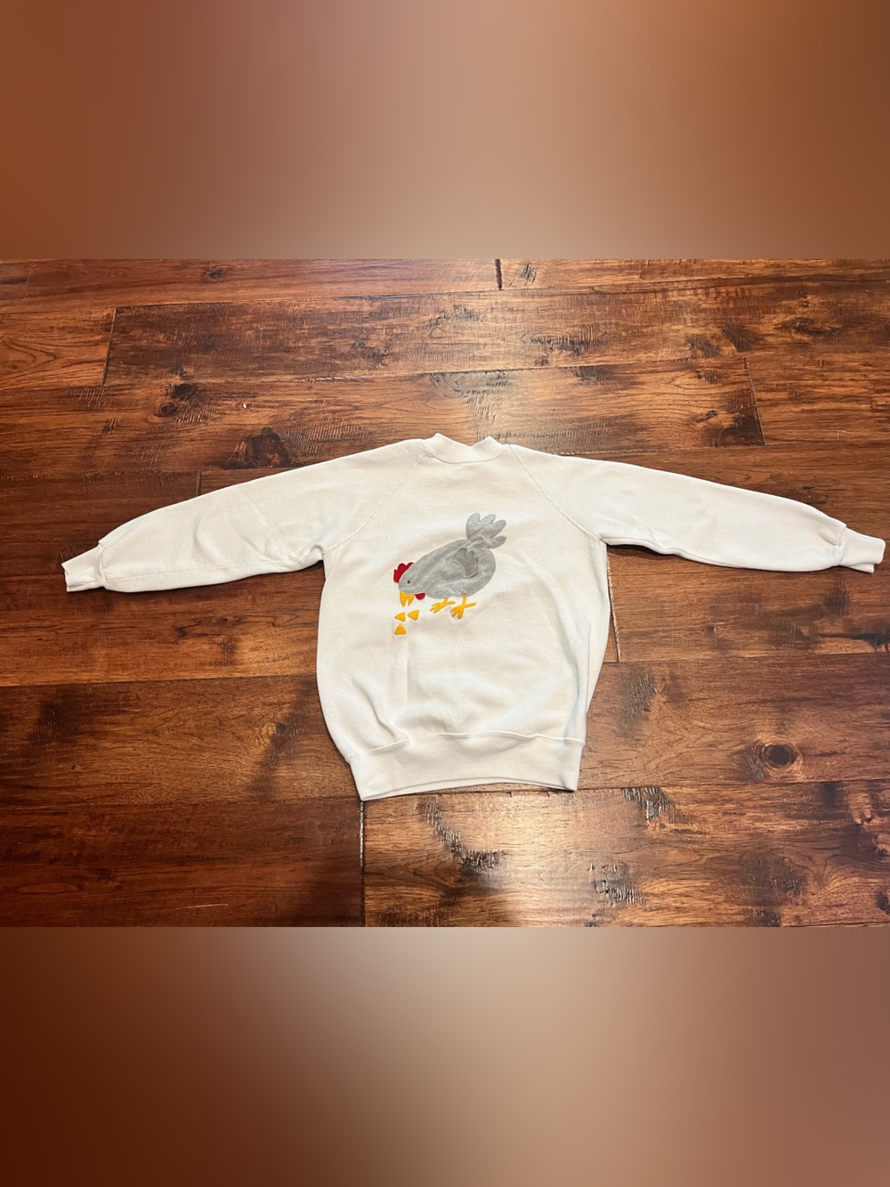 WOMENS MEDIUM WHITE SWEATSHIRT. CHICKEN APPLIQUÉ.